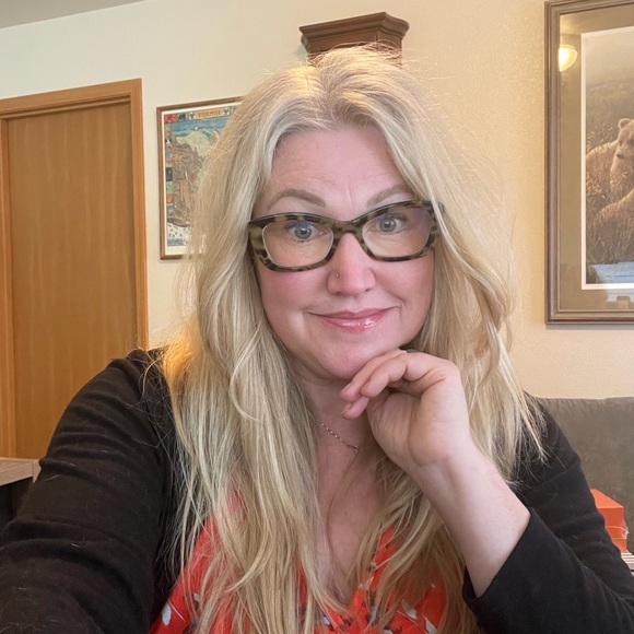 Meet your Posher, Kristen - Picture 2 of 2